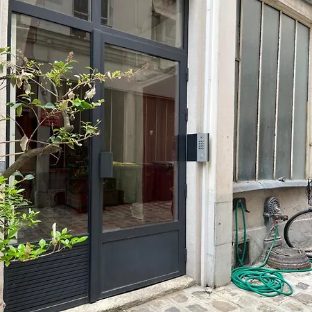 Design In The Marais Appartamento
